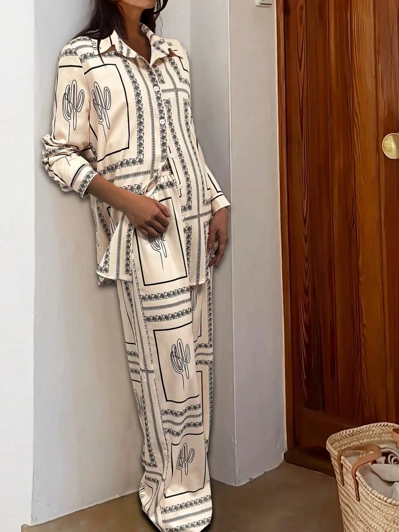 Женский пижамный комплект с принтом кактусов на пуговицах и длинными брюками, повседневная элегантная одежда для сна для дома или свадьбы
Женский пижамный комплект с принтом кактусов на пуговицах и длинными брюками, повседневная элегантная одежда для сна для дома или свадьбы