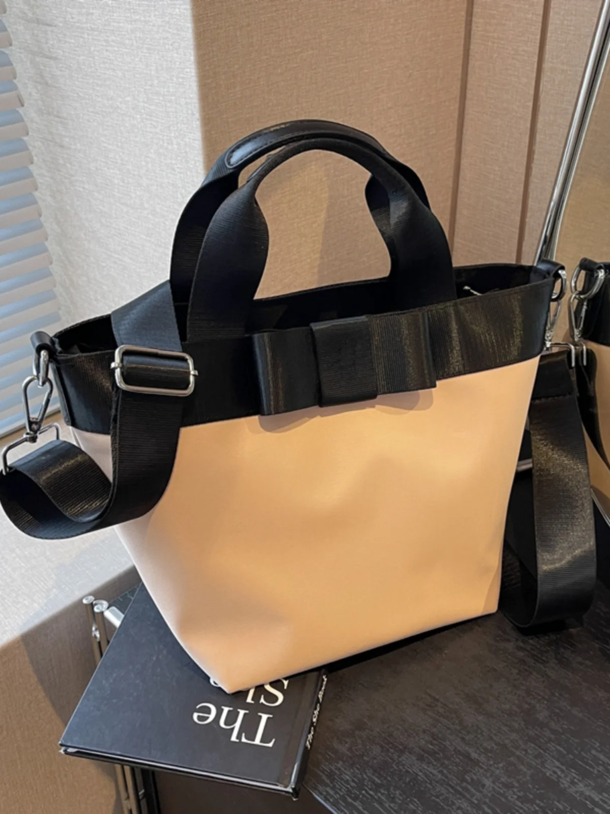 Large Capaci Buet Handbag Women's Commuter Nylon Crossbody Bag Soft Foldable Water Buet ape Pure Color Casual Tote
Large Capaci Buet Handbag Women's Commuter Nylon Crossbody Bag Soft Foldable Water Buet ape Pure Color Casual Tote