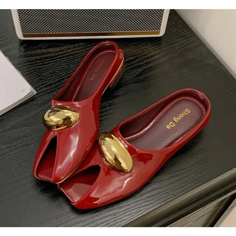 2025 New Leather Elegant Temperament Metal Buckle Fish Mouth Slippers Fashionable Flat Shoes Cool Slippers Summer Trend
2025 New Leather Elegant Temperament Metal Buckle Fish Mouth Slippers Fashionable Flat Shoes Cool Slippers Summer Trend