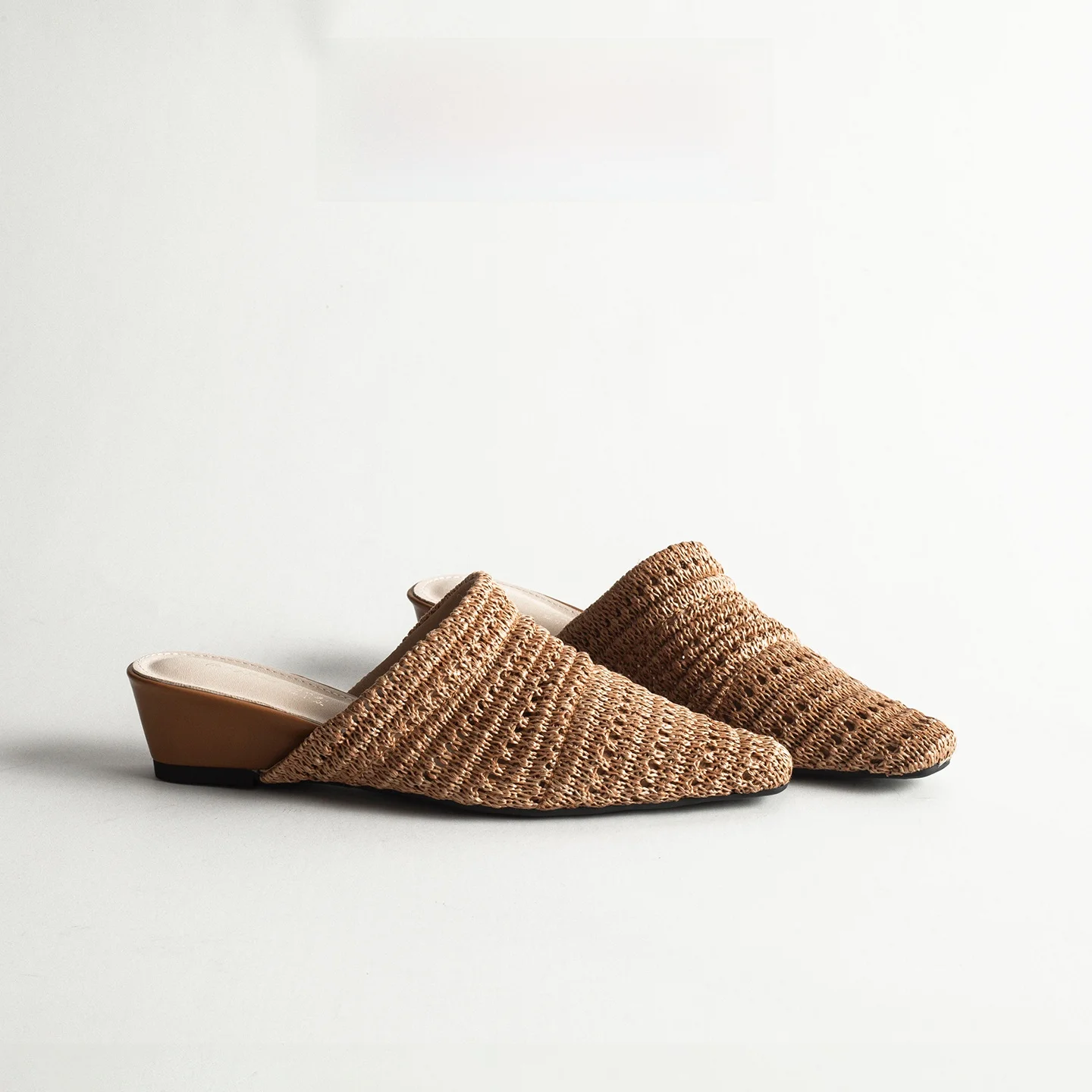 Women's Open-Toe Woven Mule Slippers Summer 2026 New Retro Vacation Style Half Slippers Ultrafine Fiber Inner Leather Pig Skin
Women's Open-Toe Woven Mule Slippers Summer 2026 New Retro Vacation Style Half Slippers Ultrafine Fiber Inner Leather Pig Skin