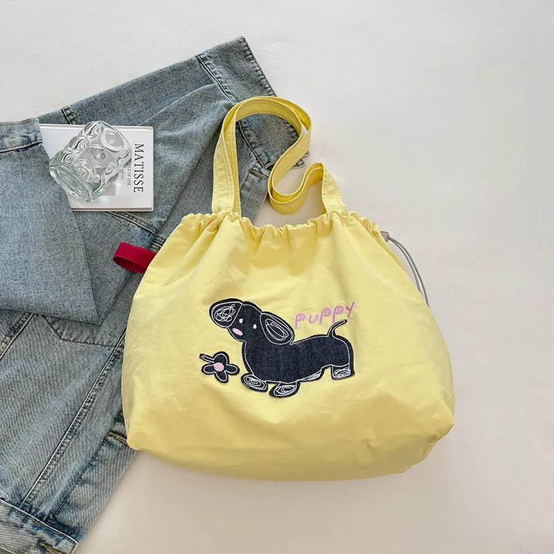 Новая женская сумка через плечо в японском стиле с вышивкой в виде мультяшной собаки, нейлоновая сумка-тоут большой вместимости, простая сумка на шнурке для повседневного использования
Новая женская сумка через плечо в японском стиле с вышивкой в виде мультяшной собаки, нейлоновая сумка-тоут большой вместимости, простая сумка на шнурке для повседневного использования