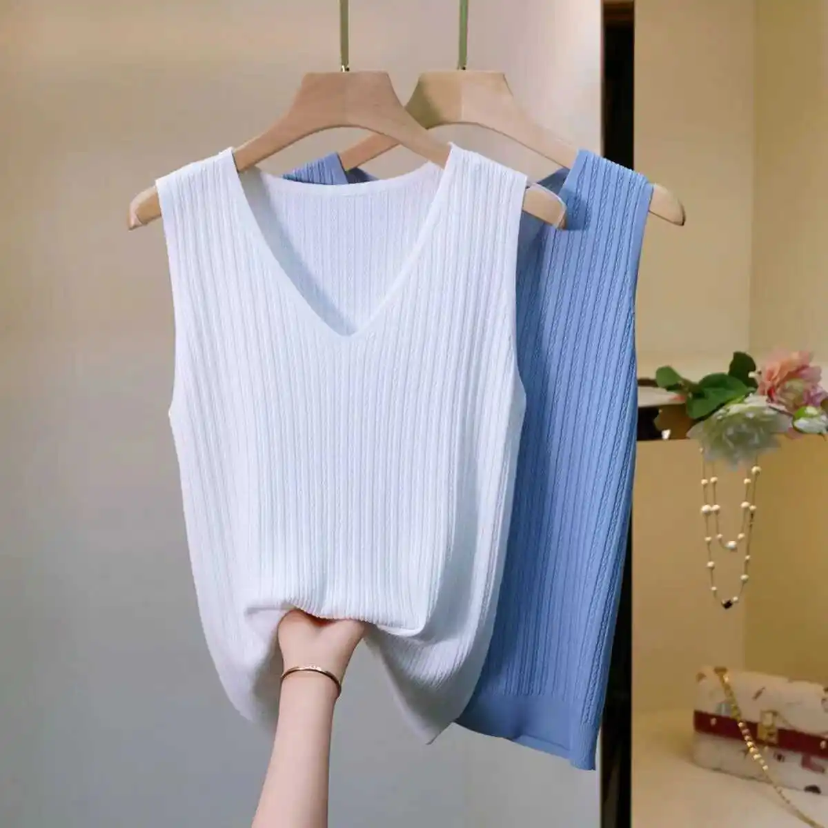 Loose Large Size Women's Ice Silk Knitted Tube Top Thin Summer Outerwear Simple Style V-Neck Sleeveless Regular Length
Loose Large Size Women's Ice Silk Knitted Tube Top Thin Summer Outerwear Simple Style V-Neck Sleeveless Regular Length