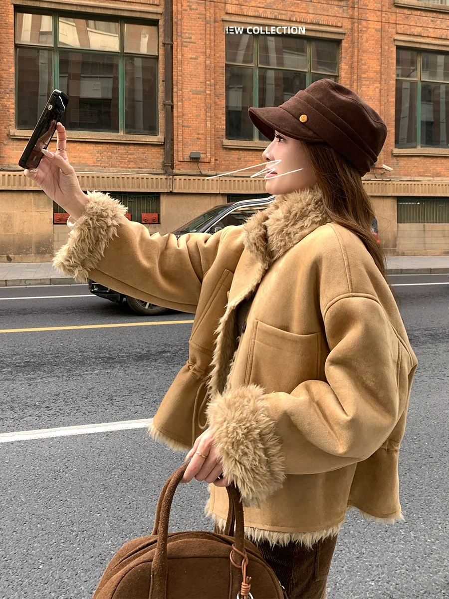 MUKOK Korean Sle ort Jaet Women's Winter Coat Fake eepskin Collar Stand up Faux Leather Fur Inteated Coat
MUKOK Korean Sle ort Jaet Women's Winter Coat Fake eepskin Collar Stand up Faux Leather Fur Inteated Coat