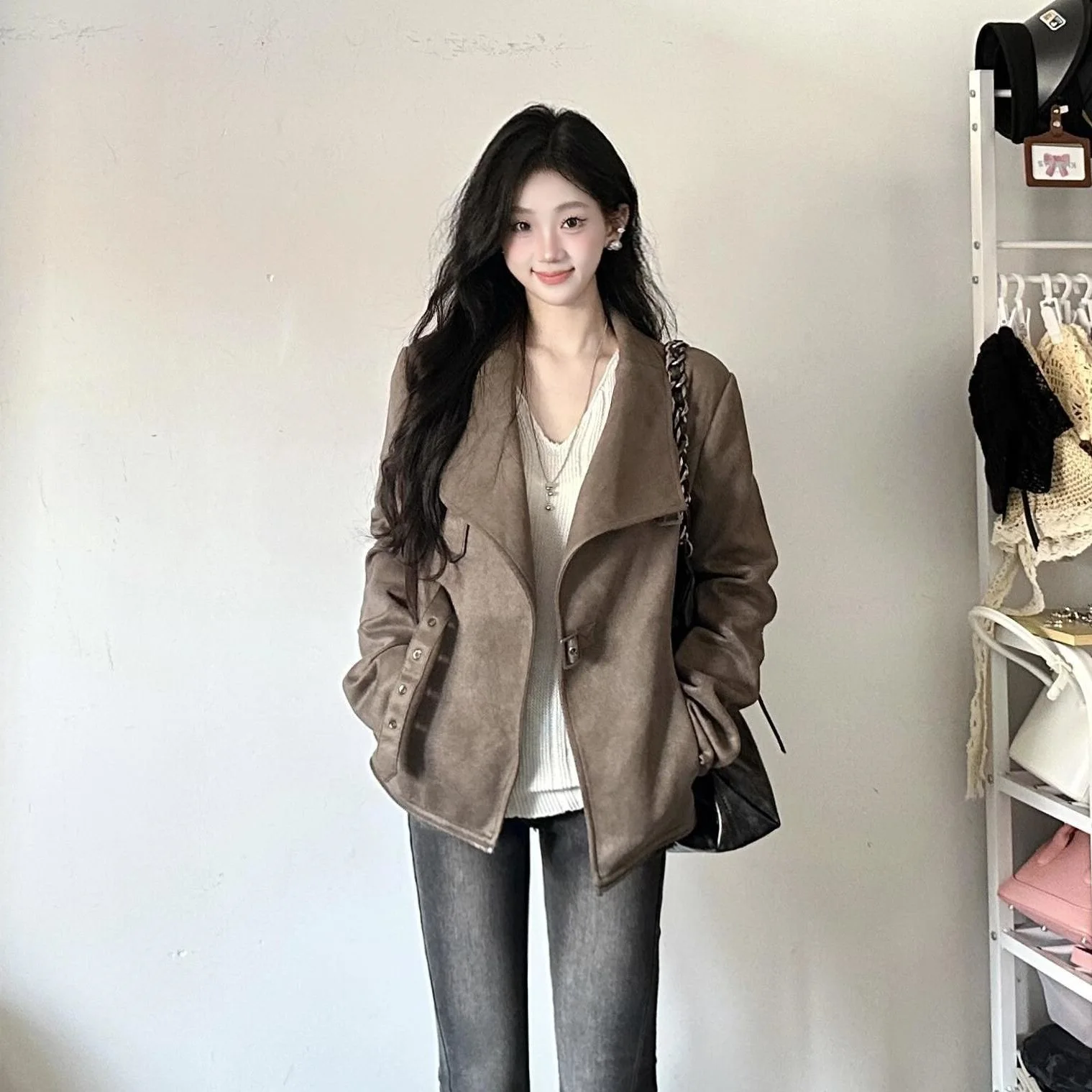 American Hot Girl Imitation Suede Jacket Top Women Spring Autumn New Big Lapel Atmosphere Slim Motorcycle Short Jacket
American Hot Girl Imitation Suede Jacket Top Women Spring Autumn New Big Lapel Atmosphere Slim Motorcycle Short Jacket