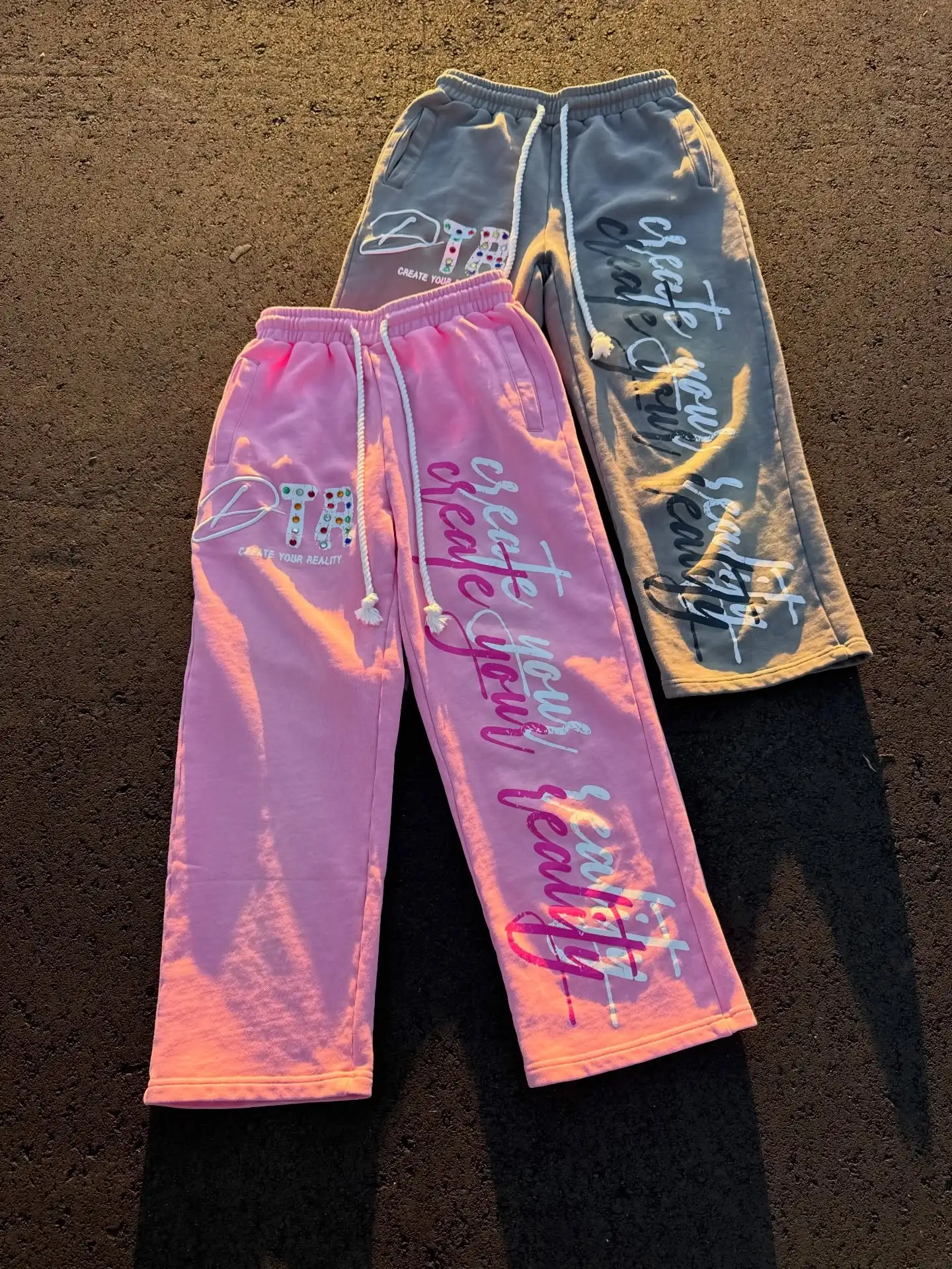 Street-Style Statement Wide-Leg Pants Pink-Gray Two-Tone Letter Print Casual Wide-Leg Trousers European-Style Men Athletic Pants
Street-Style Statement Wide-Leg Pants Pink-Gray Two-Tone Letter Print Casual Wide-Leg Trousers European-Style Men Athletic Pants