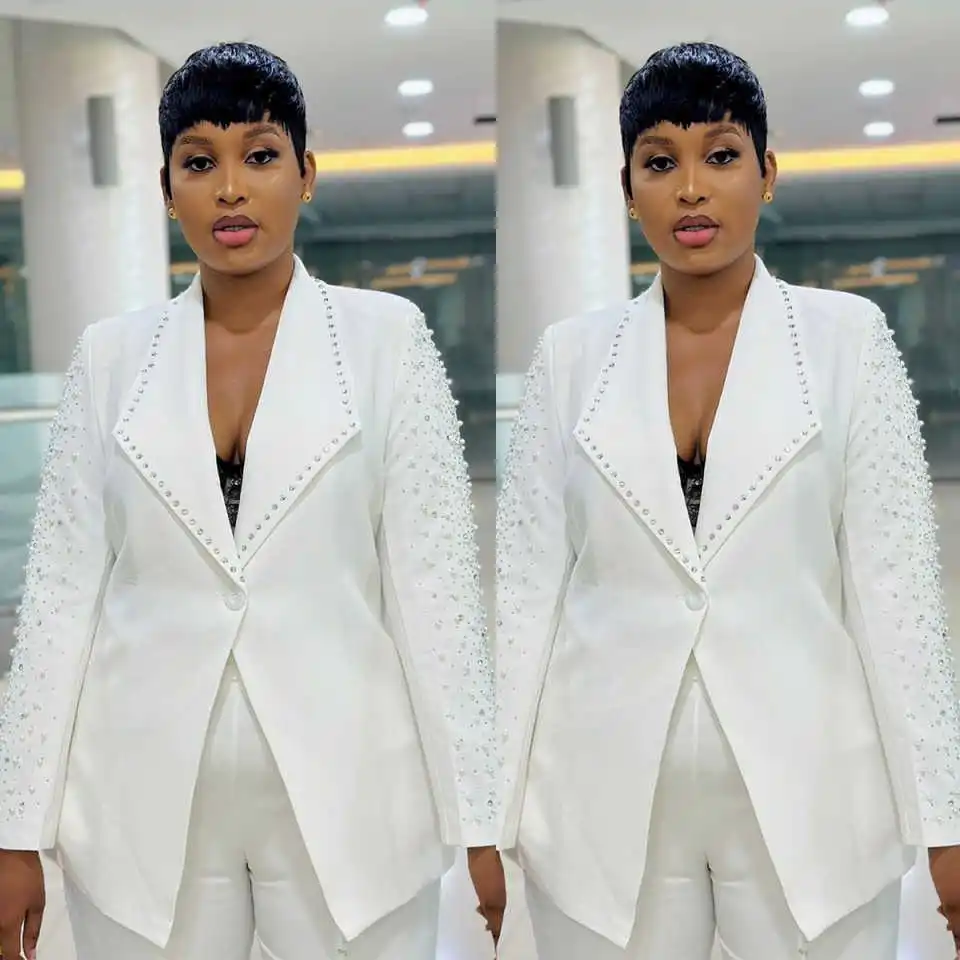 Pearl Beaded Women Pants Suits 2 Pcs Plus Size One Button Blazer Customized Wedding Guest Formal Wear Evenings Party Outfit
Pearl Beaded Women Pants Suits 2 Pcs Plus Size One Button Blazer Customized Wedding Guest Formal Wear Evenings Party Outfit