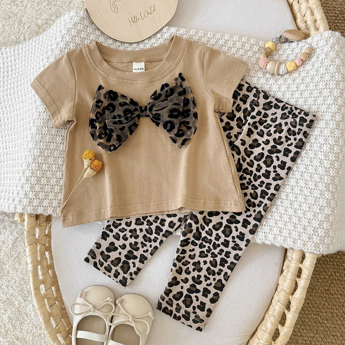 Summer Girls Fashion Bow Sets Children's Short-Sleeved Round Neck Top Leopard Print Trousers Suit Baby Casual 2Piece Baby Clothi
Summer Girls Fashion Bow Sets Children's Short-Sleeved Round Neck Top Leopard Print Trousers Suit Baby Casual 2Piece Baby Clothi