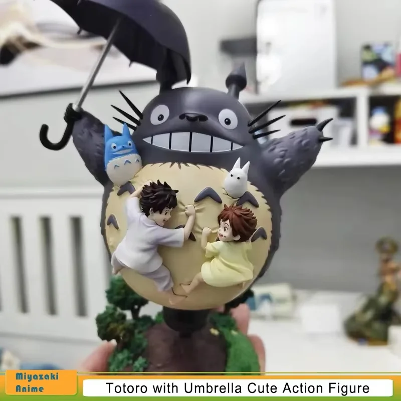 Totoro with Umbrella Cute Action Figure, Miyazaki Anime Statue, Scene Model, Desktop Decor, Boxed Collectible Figure
Totoro with Umbrella Cute Action Figure, Miyazaki Anime Statue, Scene Model, Desktop Decor, Boxed Collectible Figure