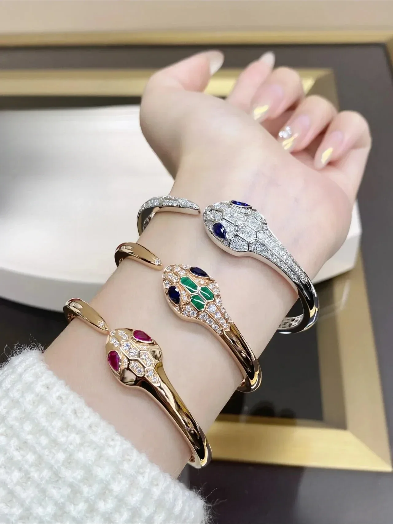 Браслет из чистого серебра s295 SERPENTI серии, роскошный дизайн, ослепительный модный европейский и американский браслет
Браслет из чистого серебра s295 SERPENTI серии, роскошный дизайн, ослепительный модный европейский и американский браслет