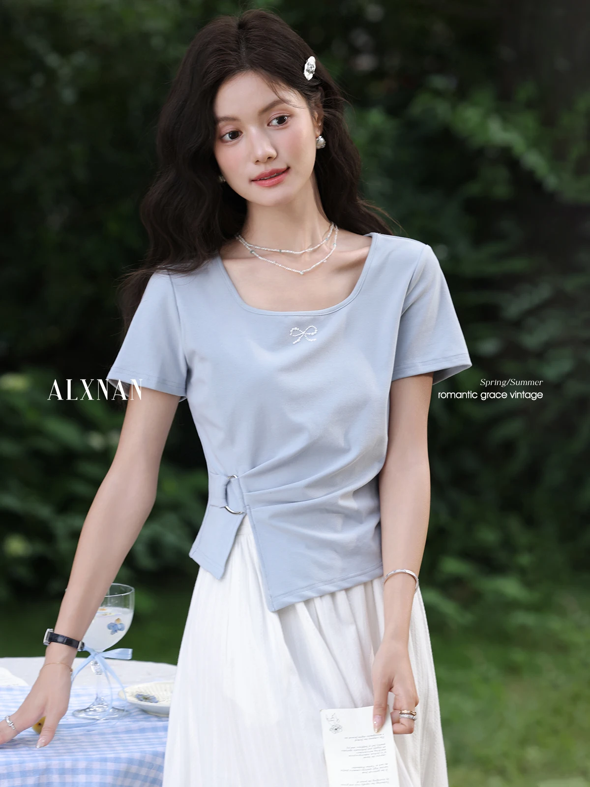 ALXNAN Women's T-shirt Light Blue Elegant U-neck Casual T-shirt 2025 Summer Pleated Waist Cotton Short Sleeve Tops Ladies L56037
ALXNAN Women's T-shirt Light Blue Elegant U-neck Casual T-shirt 2025 Summer Pleated Waist Cotton Short Sleeve Tops Ladies L56037
