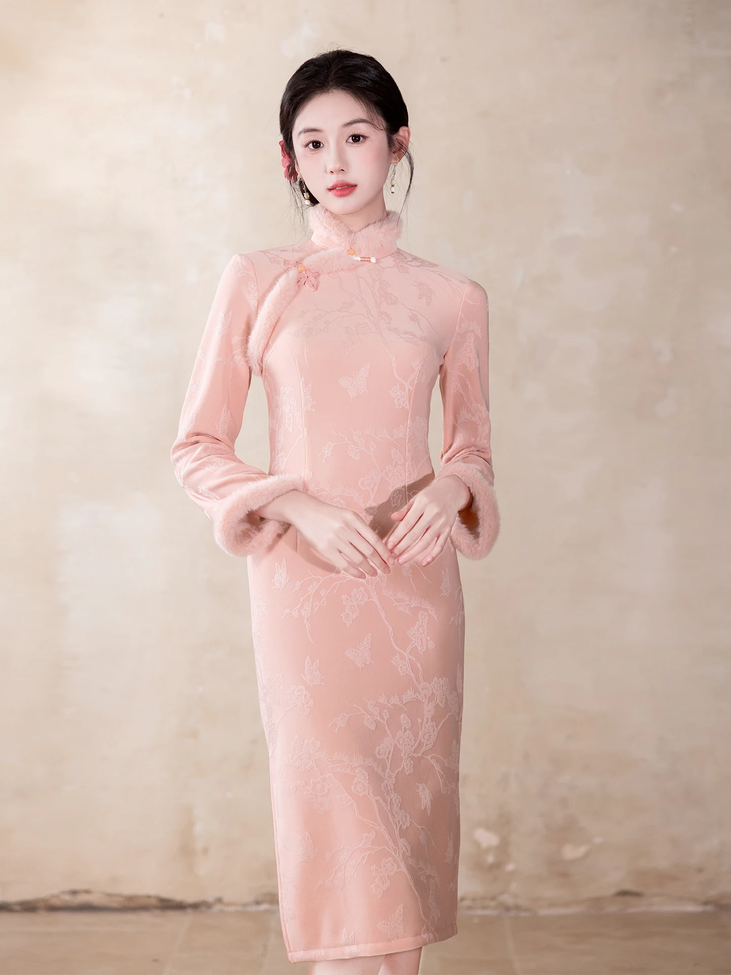 Розовое винтажное женское зимнее ципао с длинными рукавами, на флисовой подкладке, теплое и комфортное, средней длины, в китайском стиле
Розовое винтажное женское зимнее ципао с длинными рукавами, на флисовой подкладке, теплое и комфортное, средней длины, в китайском стиле