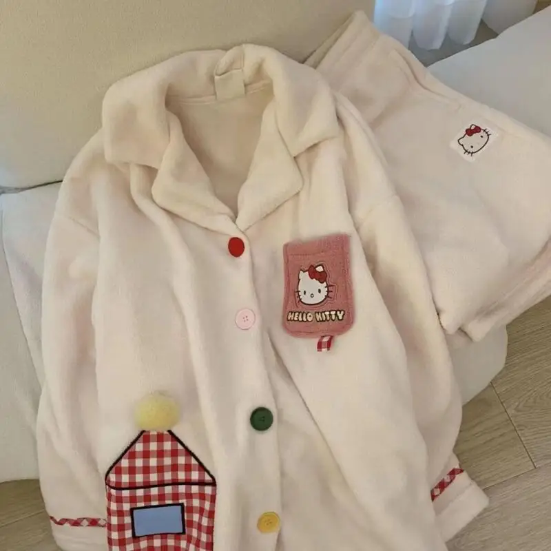 Женский пижамный комплект Kawaii Hello Kitty, зима 2025, бежевый, с карманами, пушистая одежда для сна Y2K, эстетичная одежда для дома, теплая одежда из двух предметов
Женский пижамный комплект Kawaii Hello Kitty, зима 2025, бежевый, с карманами, пушистая одежда для сна Y2K, эстетичная одежда для дома, теплая одежда из двух предметов