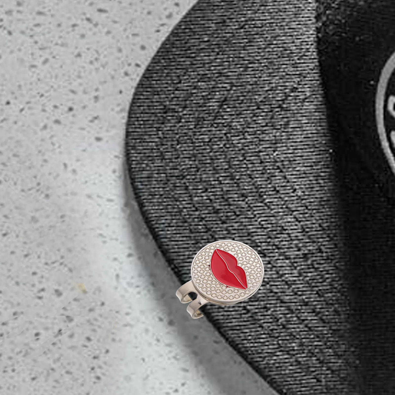 Golf Hat Clip Detachable Ball Marker Zinc Alloy Lip Design Cap Accessory Glove Holder Golf Course Valentine Gift
Golf Hat Clip Detachable Ball Marker Zinc Alloy Lip Design Cap Accessory Glove Holder Golf Course Valentine Gift