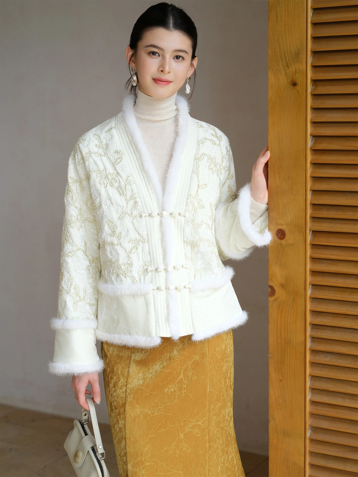 Новая женская зимняя куртка из вельветового хлопка в китайском стиле с вышитым воротником, модная, свободного кроя, с коротким рукавом
Новая женская зимняя куртка из вельветового хлопка в китайском стиле с вышитым воротником, модная, свободного кроя, с коротким рукавом