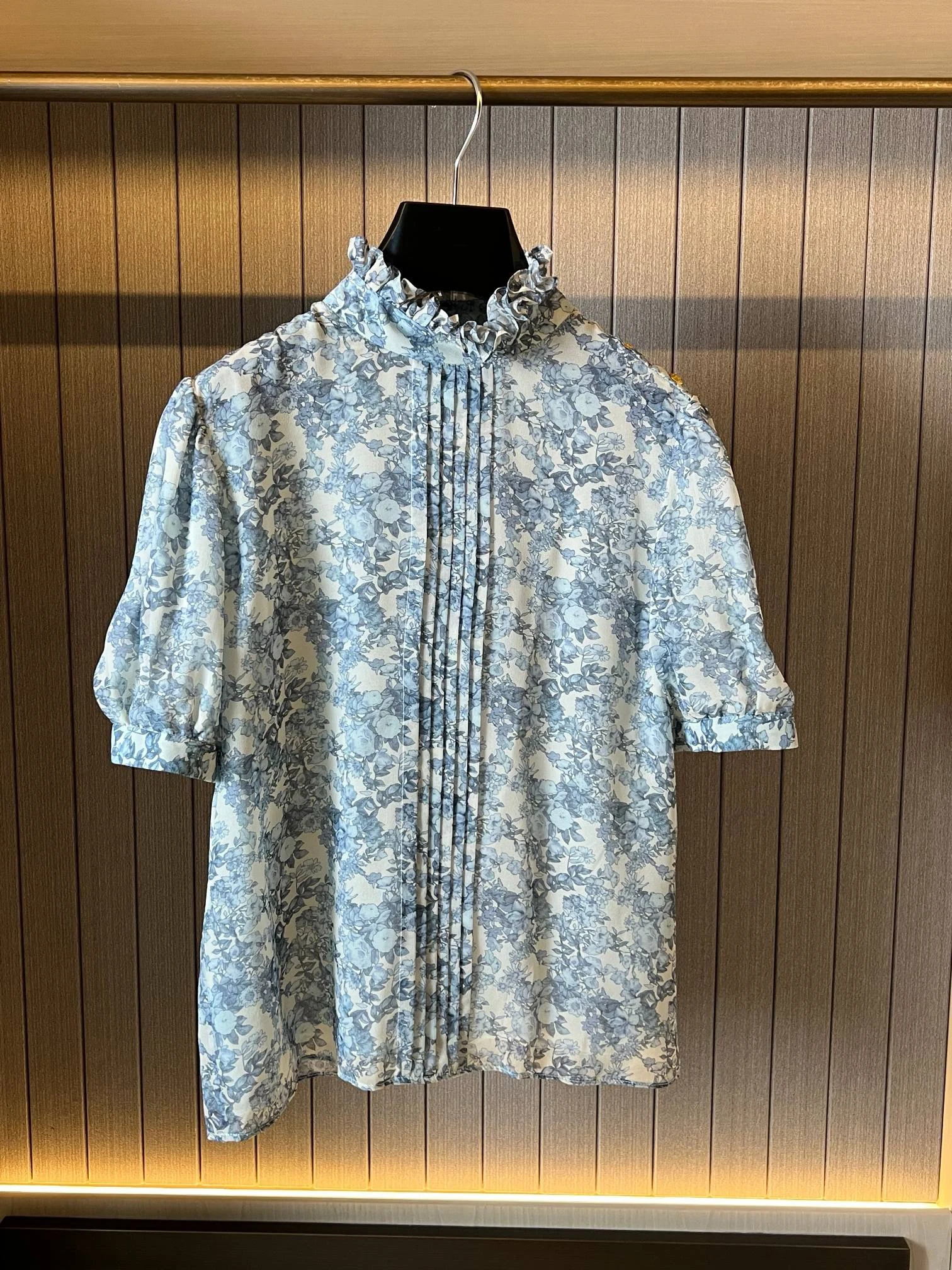EVACANDIS 100% Real Silk Women Short Puff Sleeve Floral Printing Shirts High Quality Elegant Vintage Single Breasted Turtleneck
EVACANDIS 100% Real Silk Women Short Puff Sleeve Floral Printing Shirts High Quality Elegant Vintage Single Breasted Turtleneck