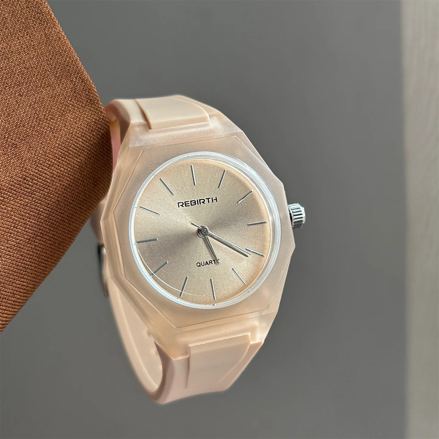 LuxuryWomen'SWatchWith ASimple And Elegant DesignFeaturing A Casual Silicone StrapA RefinedWristwatch For WomenPerfect As A Gift
LuxuryWomen'SWatchWith ASimple And Elegant DesignFeaturing A Casual Silicone StrapA RefinedWristwatch For WomenPerfect As A Gift