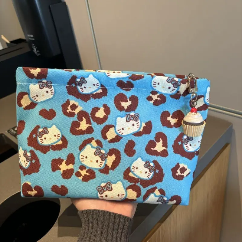 Сумка-клатч Hello Kitty, милый мультяшный оригинальный простой мешок для хранения, милая портативная холщовая сумка большой емкости для хранения, новые подарки
Сумка-клатч Hello Kitty, милый мультяшный оригинальный простой мешок для хранения, милая портативная холщовая сумка большой емкости для хранения, новые подарки