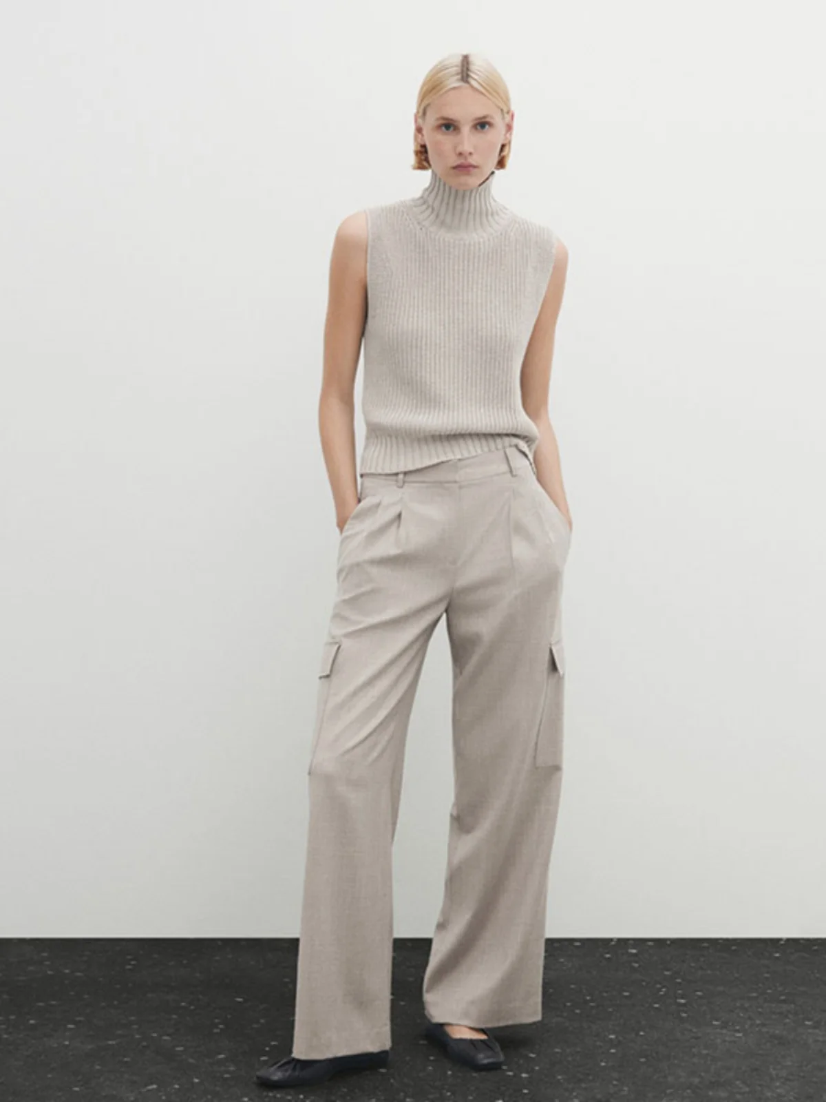 Женский вязаный жилет с высоким воротником, осенняя новинка, базовый слой для ношения под одеждой, дизайнерский.
Женский вязаный жилет с высоким воротником, осенняя новинка, базовый слой для ношения под одеждой, дизайнерский.