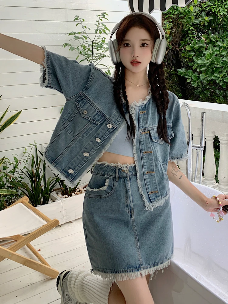 American Spicy Girl Denim Suit O-Neck Short Sleeve Coat + Raw Edge Skirt Two Piece Set Retro Summer Large Size Women Clothes
American Spicy Girl Denim Suit O-Neck Short Sleeve Coat + Raw Edge Skirt Two Piece Set Retro Summer Large Size Women Clothes
