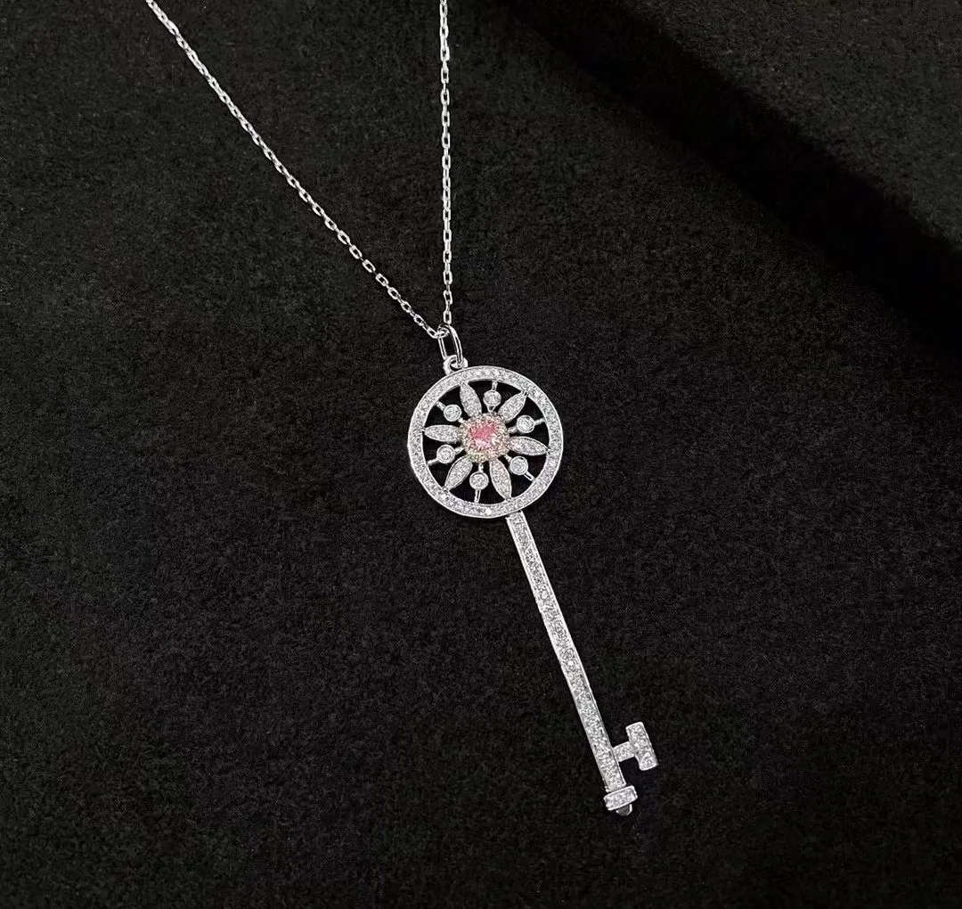 SGARIT Jewelry 18K White Gold Inlaid Diamond Necklace Fine 0.12 Carat Natural Pink Diamond Key Pendant Necklace for Woman
SGARIT Jewelry 18K White Gold Inlaid Diamond Necklace Fine 0.12 Carat Natural Pink Diamond Key Pendant Necklace for Woman
