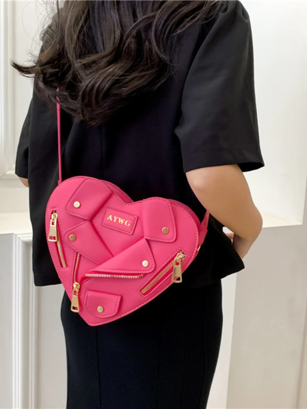 Creative Heart aped Women's Crossbody Bag Faionable Quirky Design ular New Sle Handbag oulder Bag for Young Women
Creative Heart aped Women's Crossbody Bag Faionable Quirky Design ular New Sle Handbag oulder Bag for Young Women