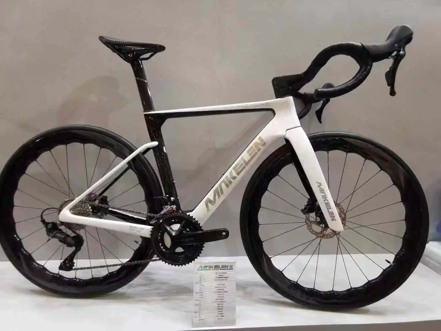 Custom paint white black bike frame in carbon T1000 ud carbon glossy disc cycling bike frame T47+handlebar 49 52 54 56 58cm
Custom paint white black bike frame in carbon T1000 ud carbon glossy disc cycling bike frame T47+handlebar 49 52 54 56 58cm