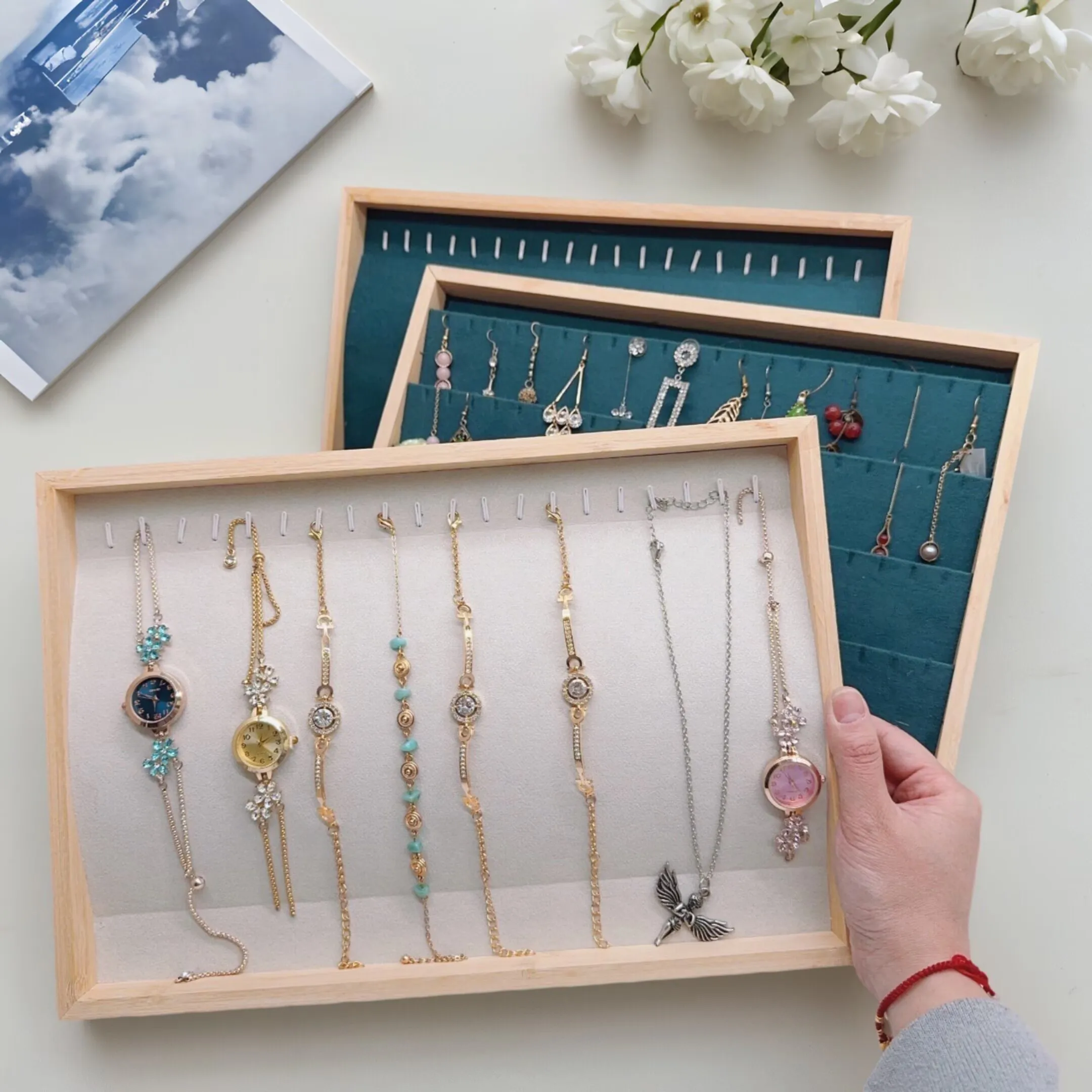 Уникальный бежевый бархатный держатель для ожерелья, колец и сережек, новый деревянный поднос для ювелирных изделий, серия ювелирных изделий, органайзер для ювелирных изделий, коробка
Уникальный бежевый бархатный держатель для ожерелья, колец и сережек, новый деревянный поднос для ювелирных изделий, серия ювелирных изделий, органайзер для ювелирных изделий, коробка