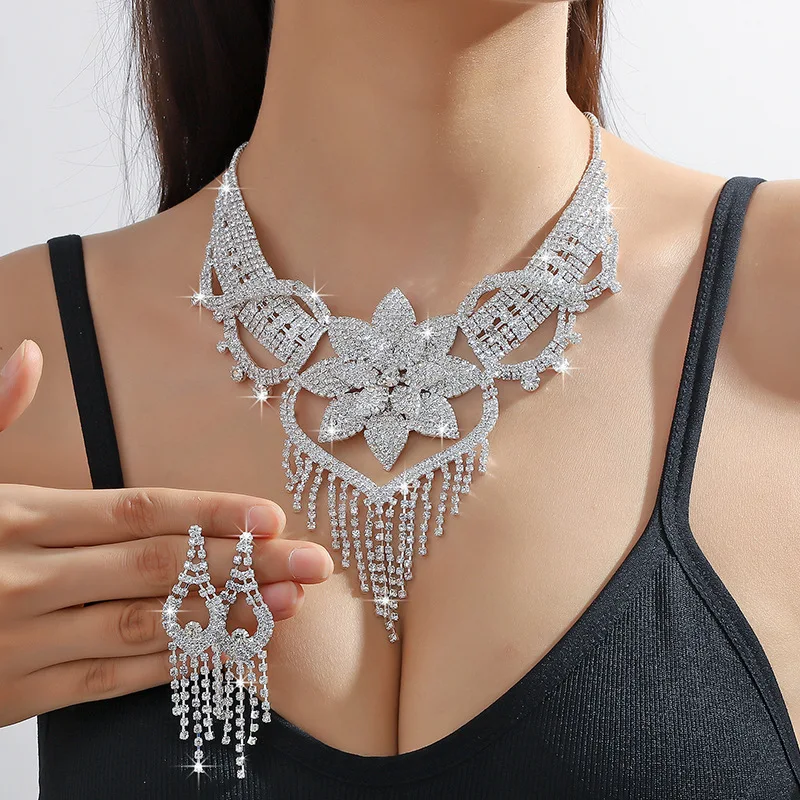 European and American Fashion Exaggerated Claw Chain Rhinestone Necklace Earring Set Dinner Full Diamond Clavicle Chain Necklace
European and American Fashion Exaggerated Claw Chain Rhinestone Necklace Earring Set Dinner Full Diamond Clavicle Chain Necklace