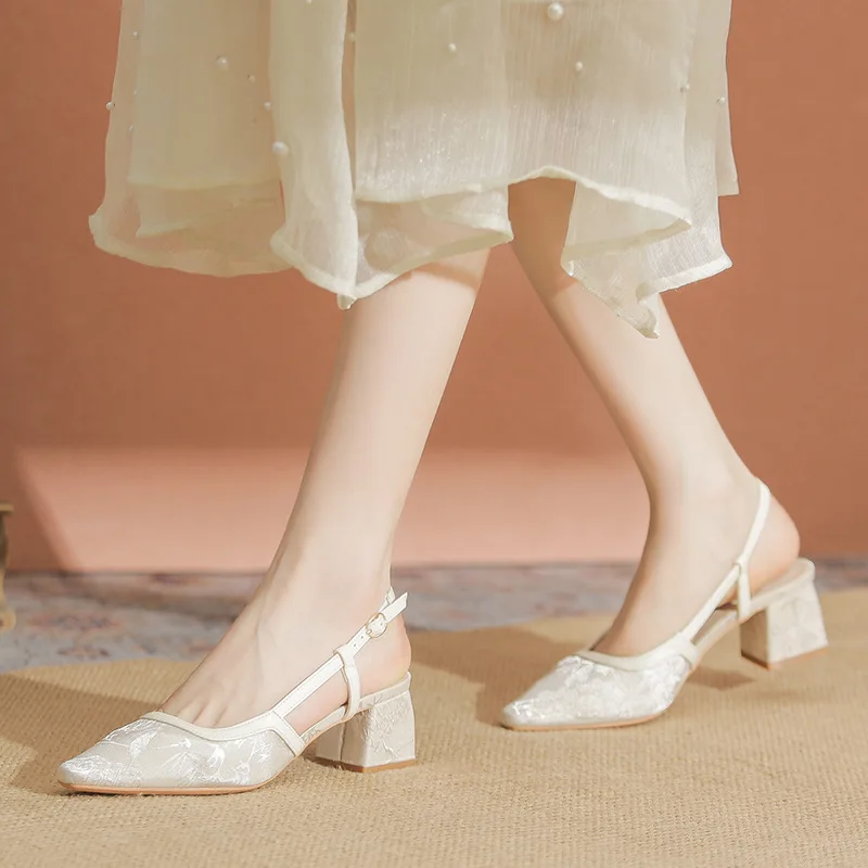 Женские туфли на высоком каблуке 2026 года, 5 см, белые, с ремешком на пятке, на массивном каблуке, для повседневной носки и вечеринок, Q-740
Женские туфли на высоком каблуке 2026 года, 5 см, белые, с ремешком на пятке, на массивном каблуке, для повседневной носки и вечеринок, Q-740