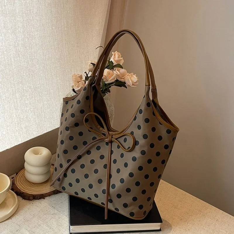 Роскошный бренд, модная кожаная женская большая сумка, классическая элегантная известная парижская дизайнерская модная повседневная сумка
Роскошный бренд, модная кожаная женская большая сумка, классическая элегантная известная парижская дизайнерская модная повседневная сумка 