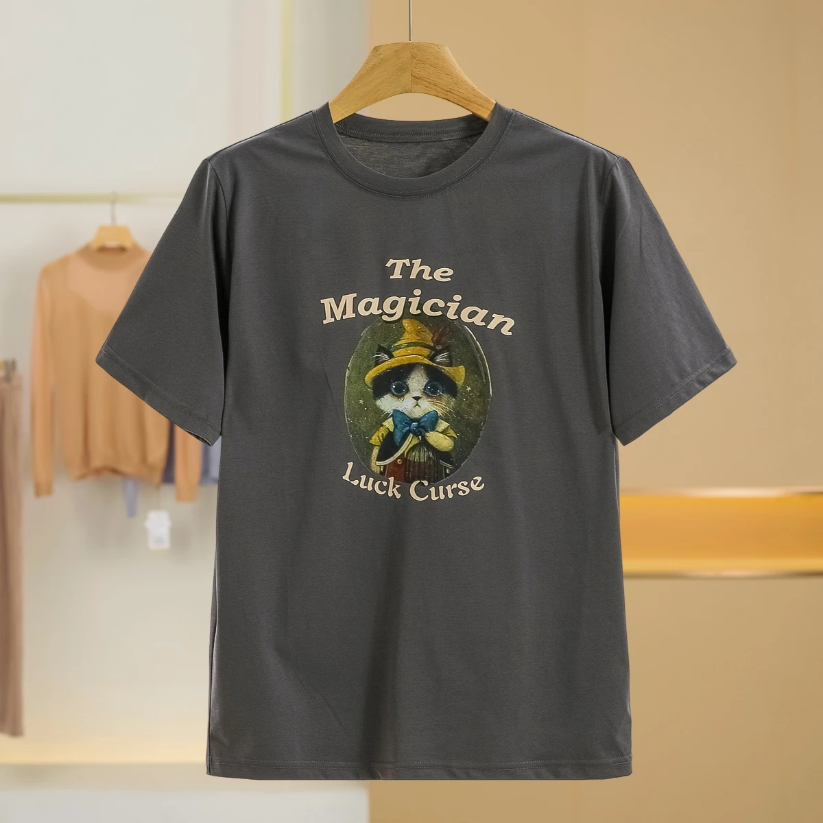 Свободная футболка ort Sve, круглая, с мультяшным принтом, повседневный летний женский топ из смеси хлопка и полиэстера, удобный крой
Свободная футболка ort Sve, круглая, с мультяшным принтом, повседневный летний женский топ из смеси хлопка и полиэстера, удобный крой