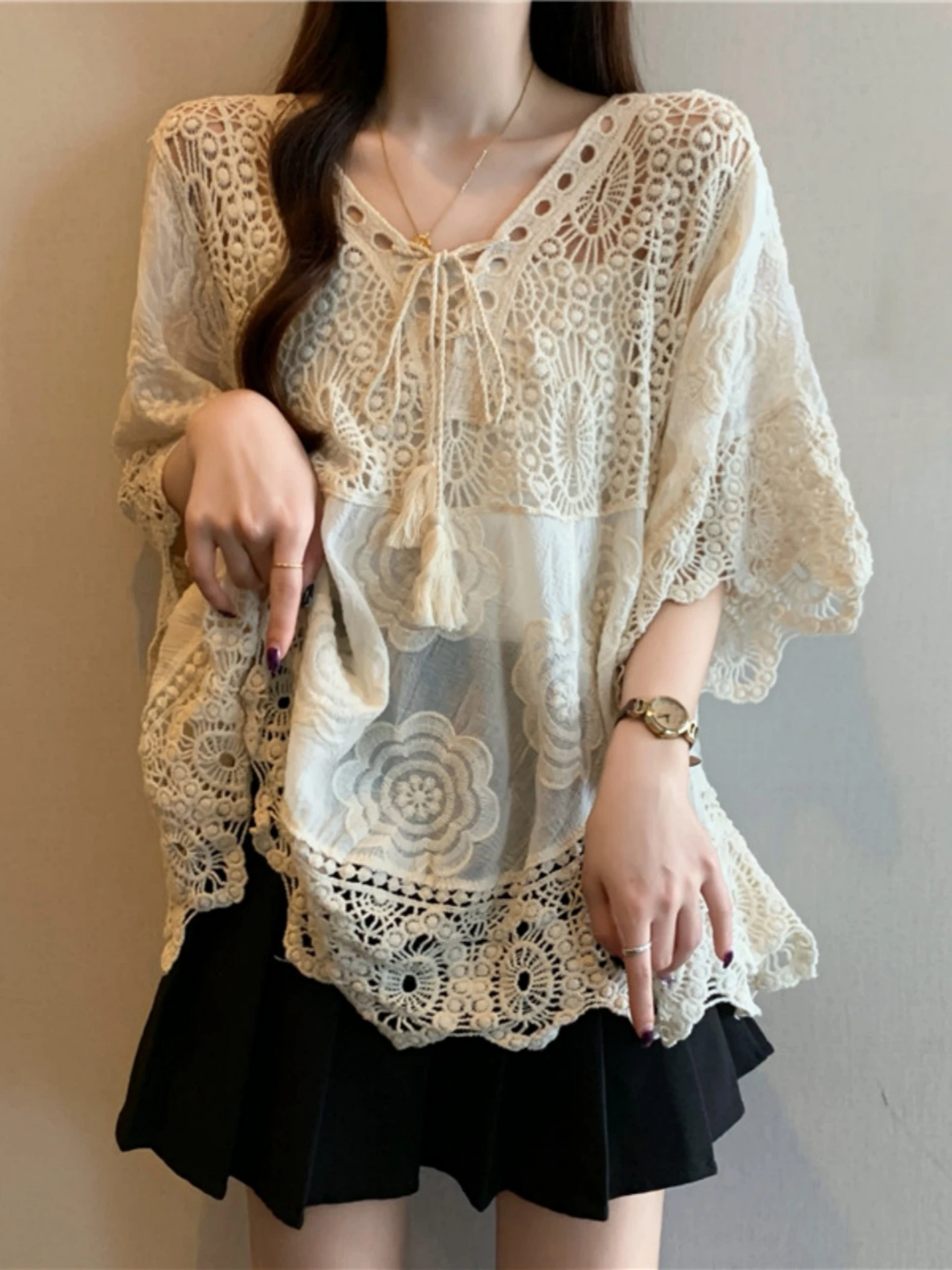Lace Hollow out V-neck Sleeveless Top Women Spring Autumn plus Size Loose Belly Cover Design Sense Half Sleeve Blouse
Lace Hollow out V-neck Sleeveless Top Women Spring Autumn plus Size Loose Belly Cover Design Sense Half Sleeve Blouse