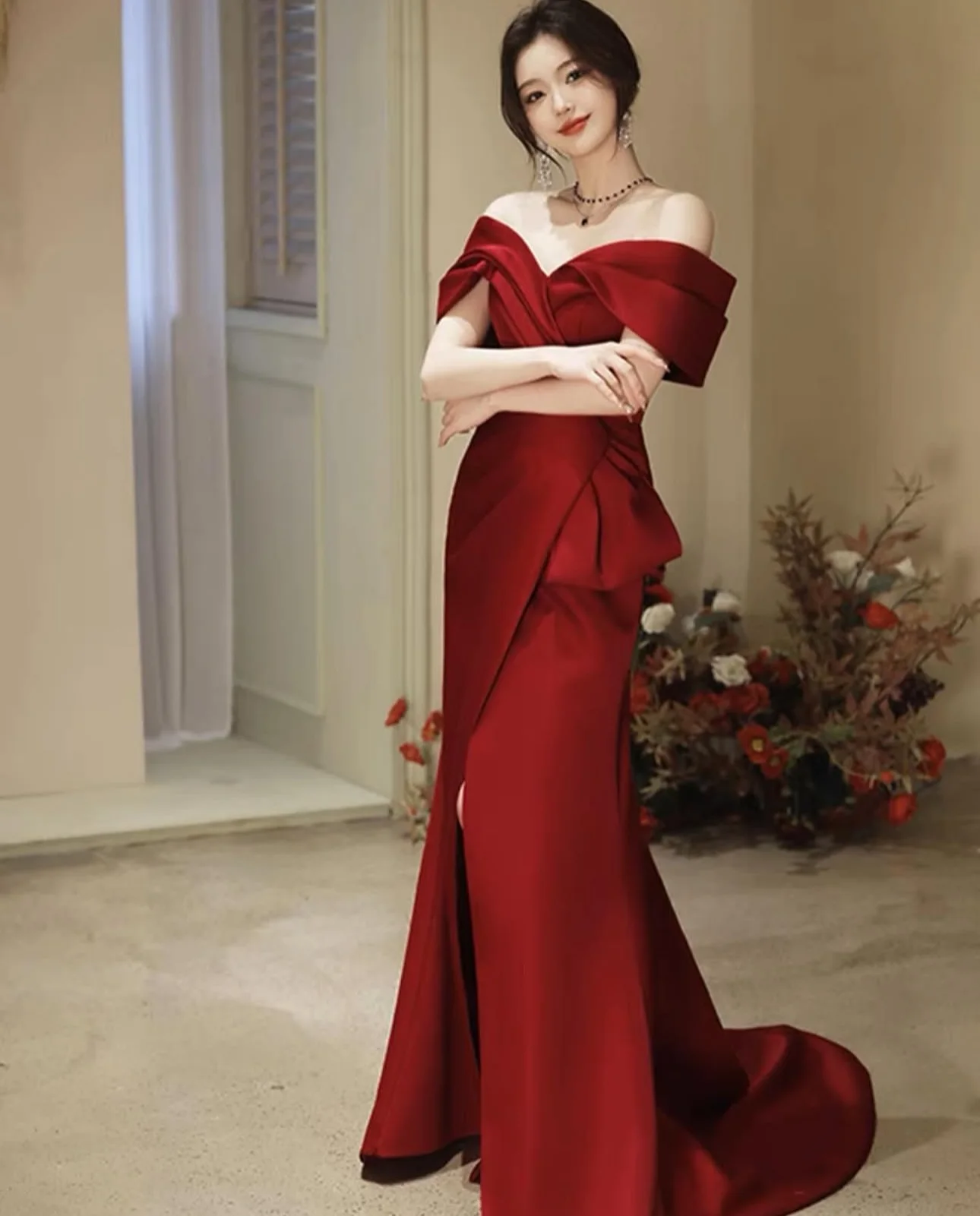 2025 Custom Made Exquisite V-Neck Cap Sleeve Satin Party Gowns Sexy Side Slit Tiered Sweep Train Party Gowns
2025 Custom Made Exquisite V-Neck Cap Sleeve Satin Party Gowns Sexy Side Slit Tiered Sweep Train Party Gowns