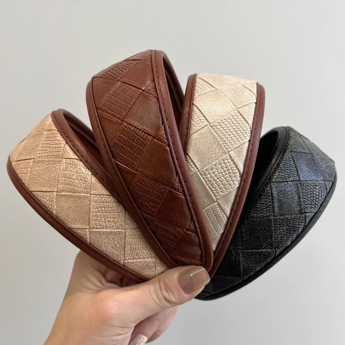 YHJ Высококачественная повязка на голову из искусственной кожи с широким краем, ромбовидная сетка, повязка для волос, аксессуары для волос, женская трендовая повязка для волос, обруч, головной убор для девочек
YHJ Высококачественная повязка на голову из искусственной кожи с широким краем, ромбовидная сетка, повязка для волос, аксессуары для волос, женская трендовая повязка для волос, обруч, головной убор для девочек