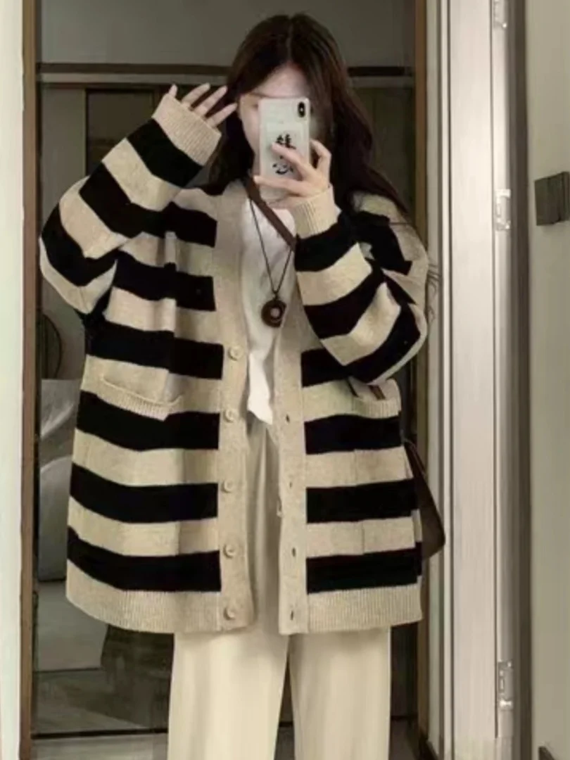 2025 Autumn New Lazy Sle Women's Knitted Sweater Coat Striped Loose Fit V-Ne Long Sve Cardigan Spring Autumn Top
2025 Autumn New Lazy Sle Women's Knitted Sweater Coat Striped Loose Fit V-Ne Long Sve Cardigan Spring Autumn Top