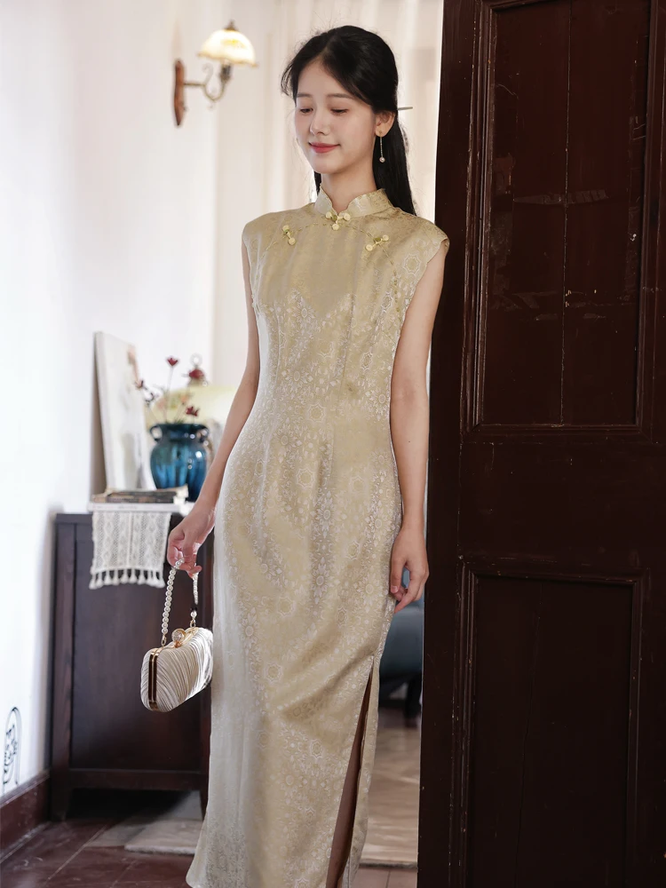Шелковое платье-ципао Zhuangjing 2025: элегантность, приталенный силуэт, цветочный воротник, ретро-винтажный стиль, длинное
Шелковое платье-ципао Zhuangjing 2025: элегантность, приталенный силуэт, цветочный воротник, ретро-винтажный стиль, длинное