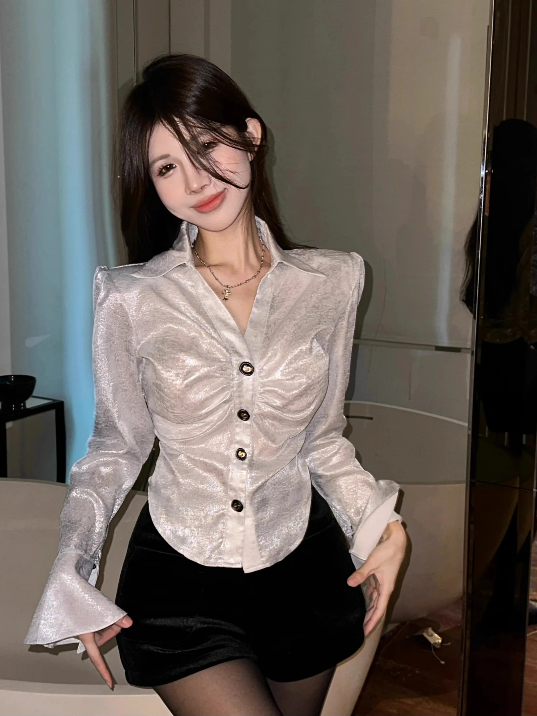 Shiny Bell Sleeve Shirt Women's Fashionable Elegant Folded Waist Top Button Long Sleeve Sparkling Nicole Rose Autumn 2025
Shiny Bell Sleeve Shirt Women's Fashionable Elegant Folded Waist Top Button Long Sleeve Sparkling Nicole Rose Autumn 2025