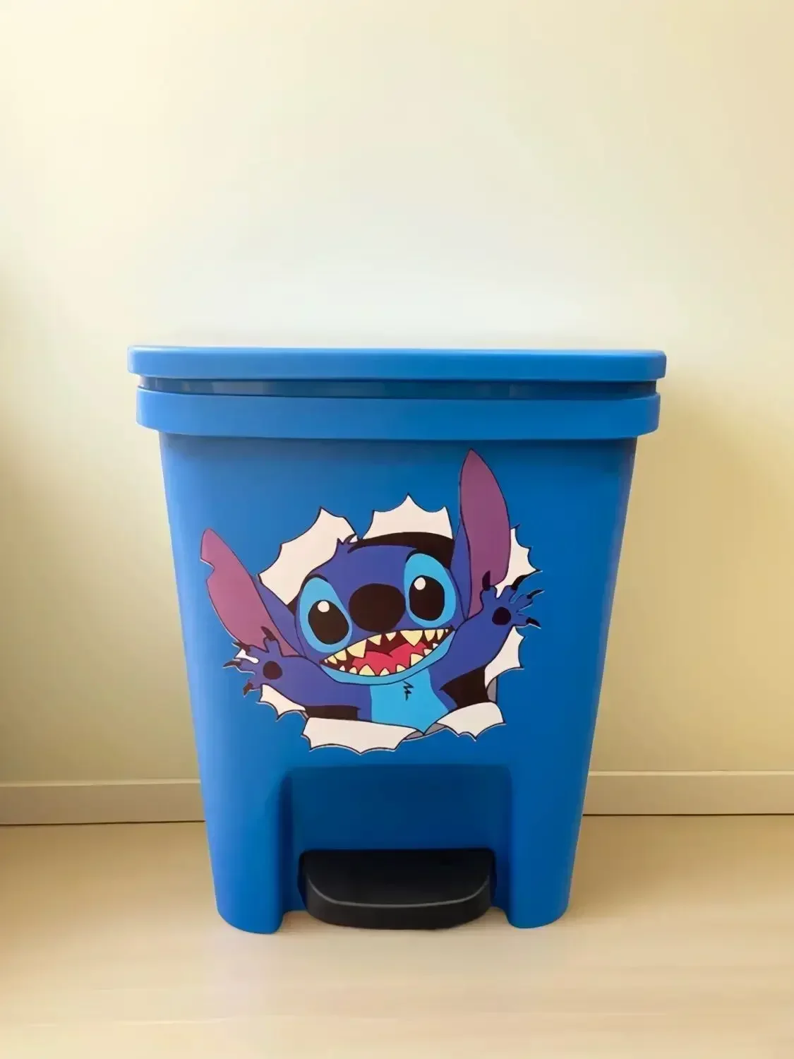 Disney Lilo and Stitch Trash Can Home Living Room Cartoon Large Capacity Personalized Thickened Foot-operated Paper Basket
Disney Lilo and Stitch Trash Can Home Living Room Cartoon Large Capacity Personalized Thickened Foot-operated Paper Basket