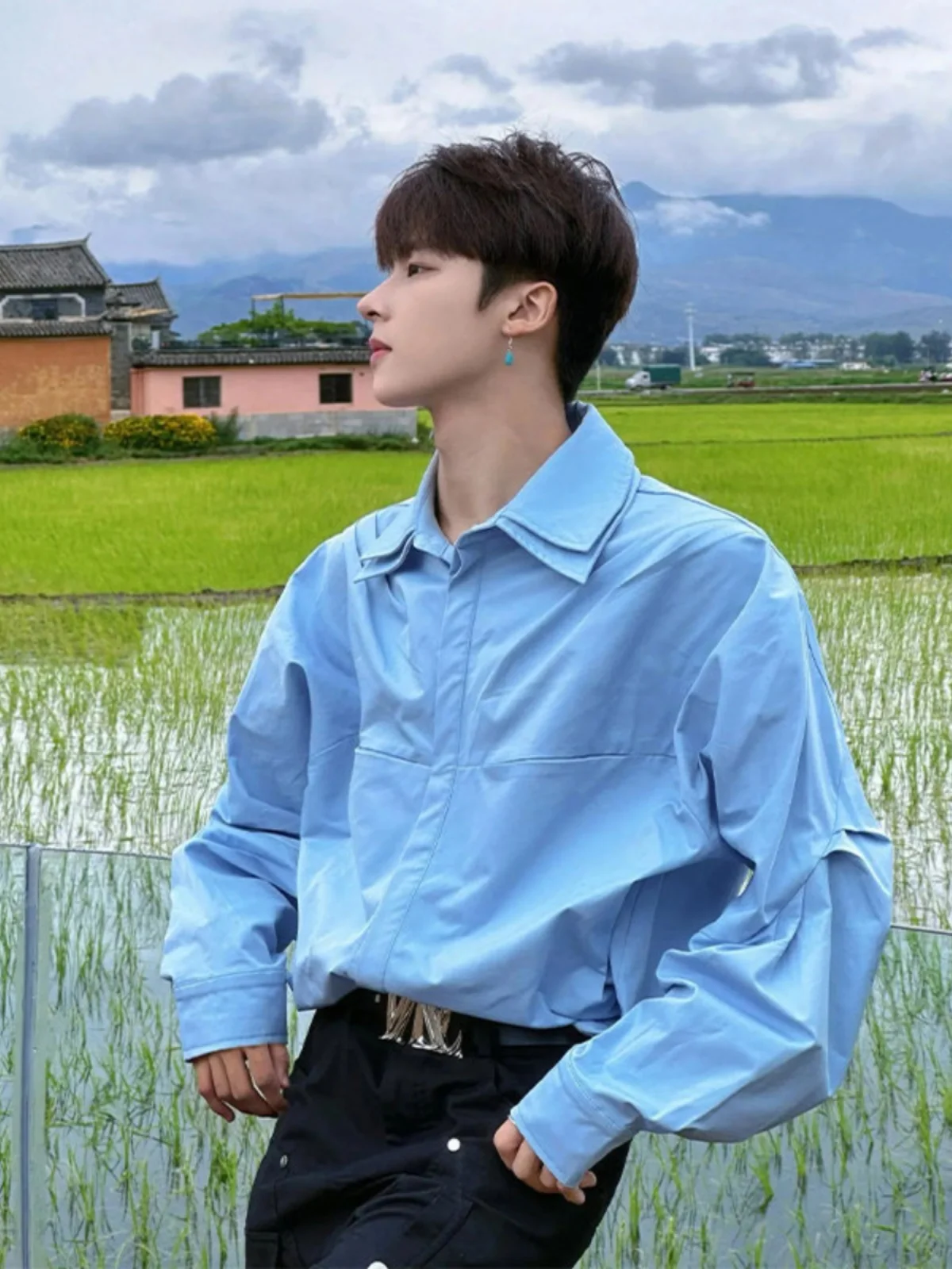 Молочно-голубая длинная рубашка для мужчин с двойным воротником, деконструктированными плечами, свободного кроя, летний тренд, молодежная
Молочно-голубая длинная рубашка для мужчин с двойным воротником, деконструктированными плечами, свободного кроя, летний тренд, молодежная