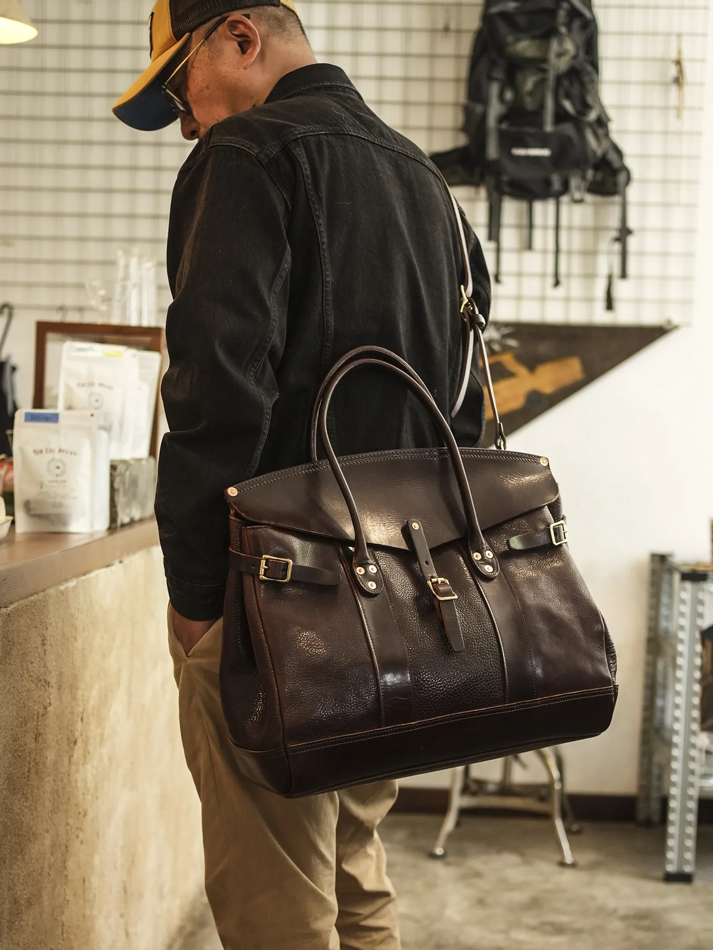 fashion vintage high quality genuine leather men's briefcase outdoor travel work real cow leather large capacity handbag
fashion vintage high quality genuine leather men's briefcase outdoor travel work real cow leather large capacity handbag