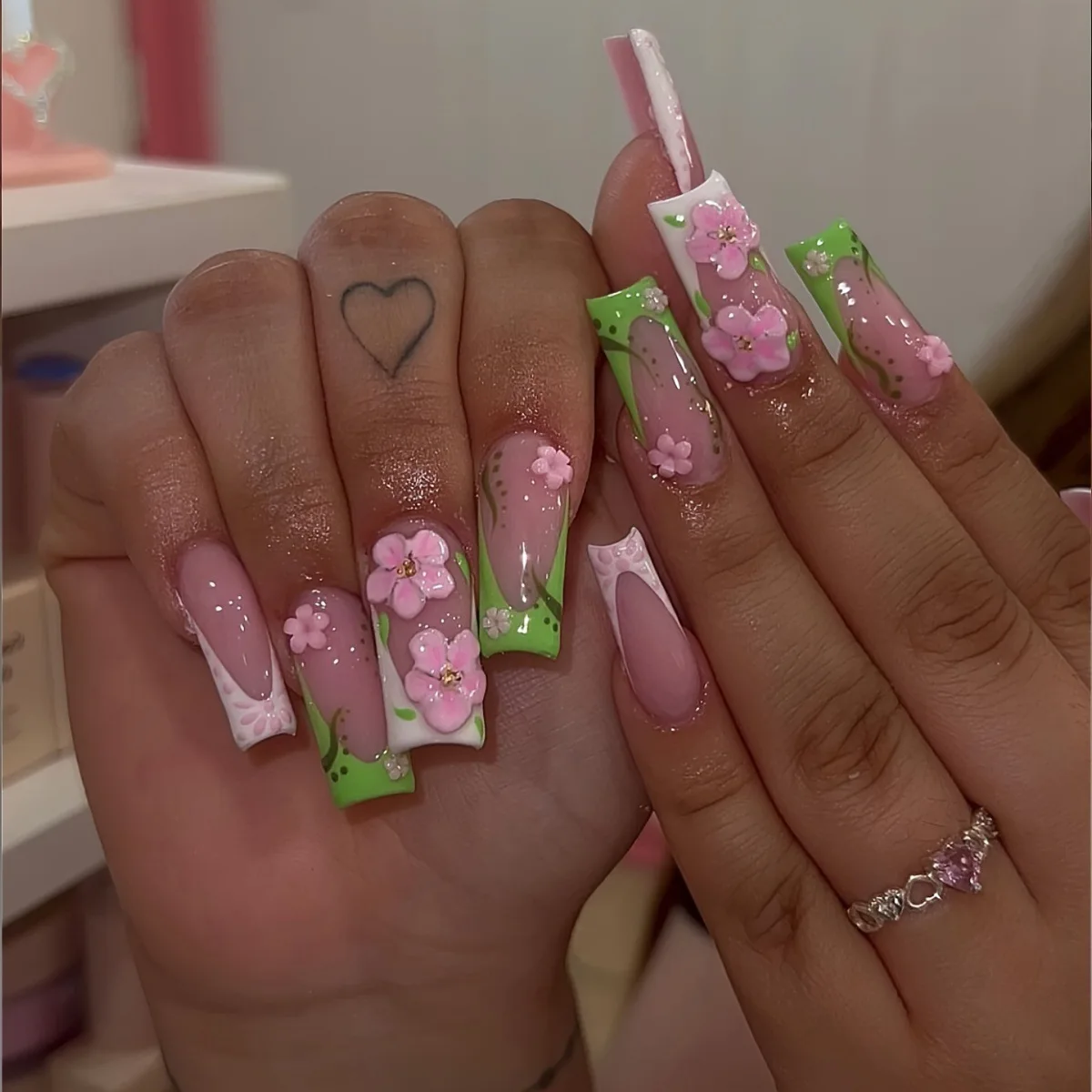 24 шт., набор накладных ногтей Sweet Long Ballet, зеленый французский накладной дизайн ногтей с цветочным дизайном, полное покрытие, типсы для ногтей, розовый гроб, пресс на ногтях
24 шт., набор накладных ногтей Sweet Long Ballet, зеленый французский накладной дизайн ногтей с цветочным дизайном, полное покрытие, типсы для ногтей, розовый гроб, пресс на ногтях