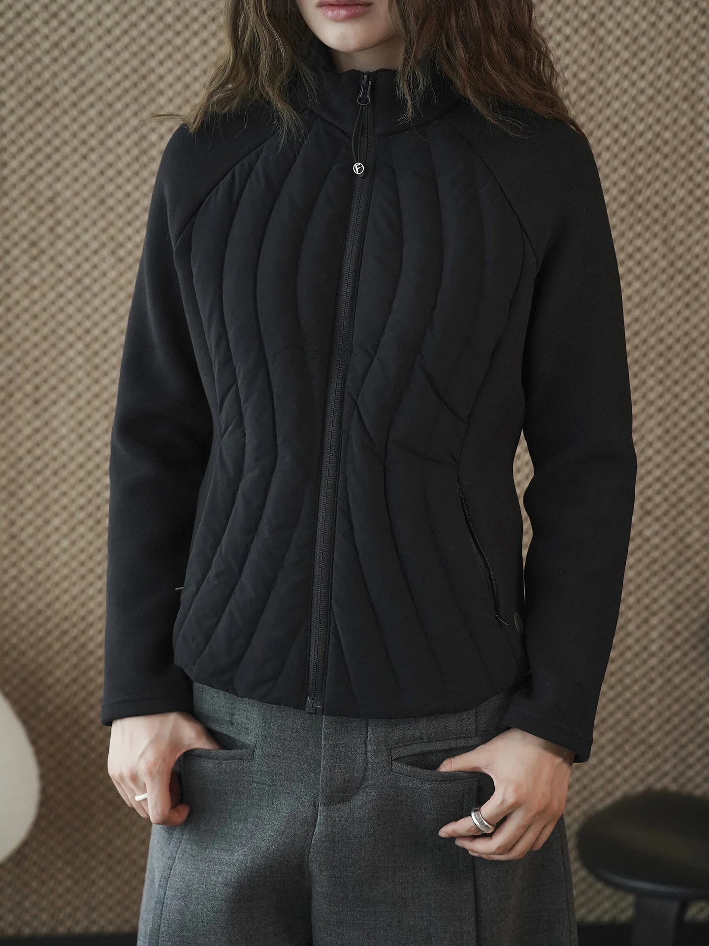 Новая зимняя корейская минималистичная спортивная куртка с воротником-стойкой и молнией, облегающая короткая куртка для женщин
Новая зимняя корейская минималистичная спортивная куртка с воротником-стойкой и молнией, облегающая короткая куртка для женщин