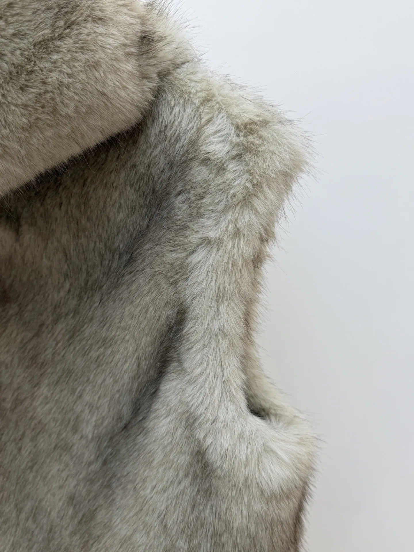 Fall/Winter Women Faux Fur Hooded Sleeveless Drawstring Solid Vest Zipper Loose Fashion Casual Heavy Waistcoat
Fall/Winter Women Faux Fur Hooded Sleeveless Drawstring Solid Vest Zipper Loose Fashion Casual Heavy Waistcoat