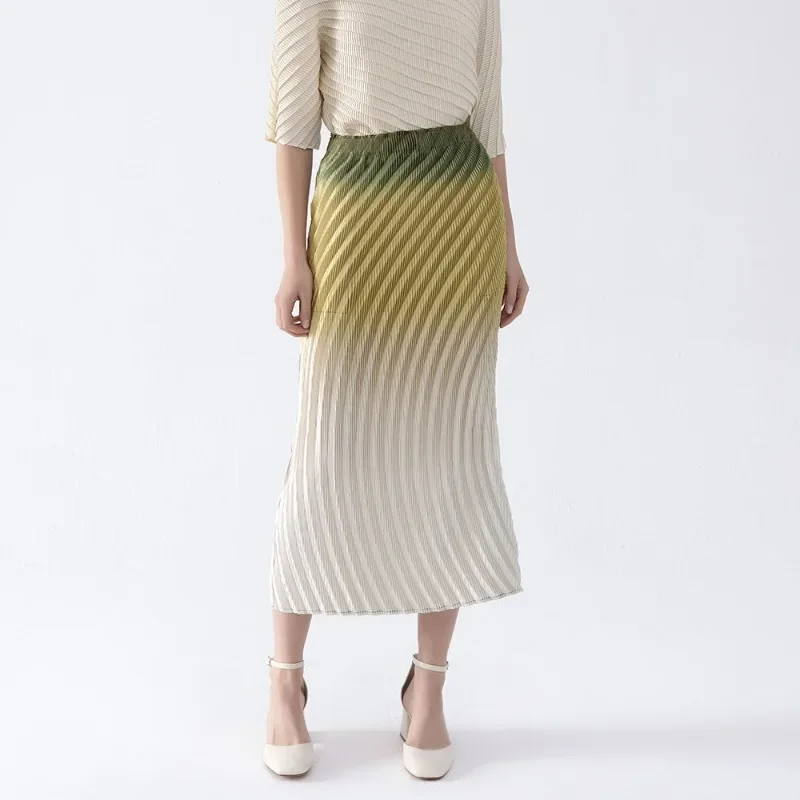 MIYAKE PLEATS 2025 весна-лето новая женская юбка ретро градиент цвета нестандартный дизайн модная элегантная женская юбка
MIYAKE PLEATS 2025 весна-лето новая женская юбка ретро градиент цвета нестандартный дизайн модная элегантная женская юбка