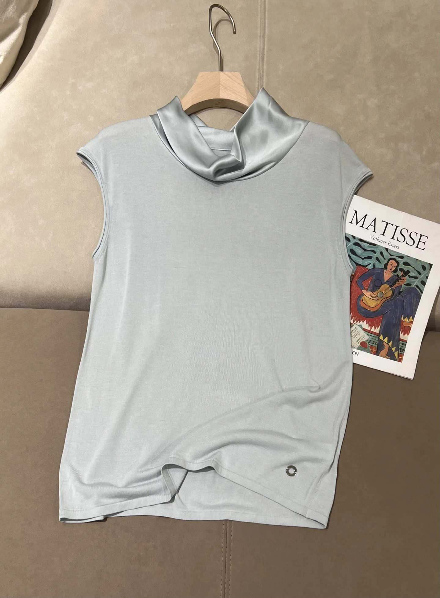 Women's Slim-Fit Sleeveless Silk-Blend Knit Top with Contrast Collar (Spring/Summer 2026)
Women's Slim-Fit Sleeveless Silk-Blend Knit Top with Contrast Collar (Spring/Summer 2026)