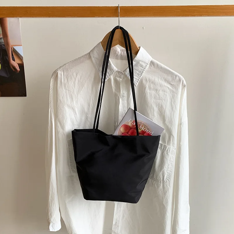 1pc Women's Casual Nylon Bucket Bag Fashion Soft Shoulder Tote Bag Portable Commuter Handbag & Purse
1pc Women's Casual Nylon Bucket Bag Fashion Soft Shoulder Tote Bag Portable Commuter Handbag & Purse