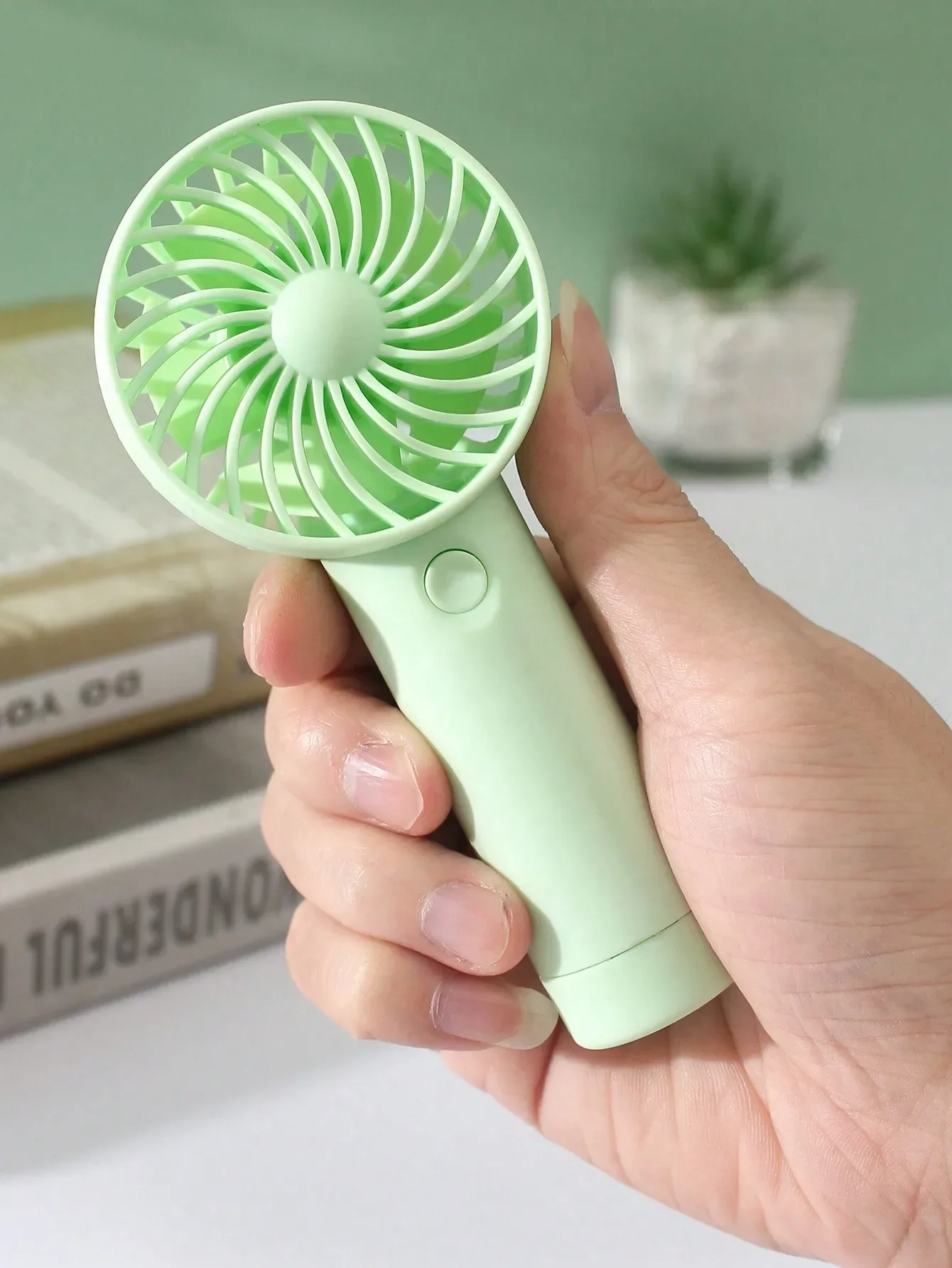 1pc 500mAh Rechargeable Portable Handheld Mini Fan With 3 Speed Adjustments, Comes With USB Charging Cable And Lanyard
1pc 500mAh Rechargeable Portable Handheld Mini Fan With 3 Speed Adjustments, Comes With USB Charging Cable And Lanyard