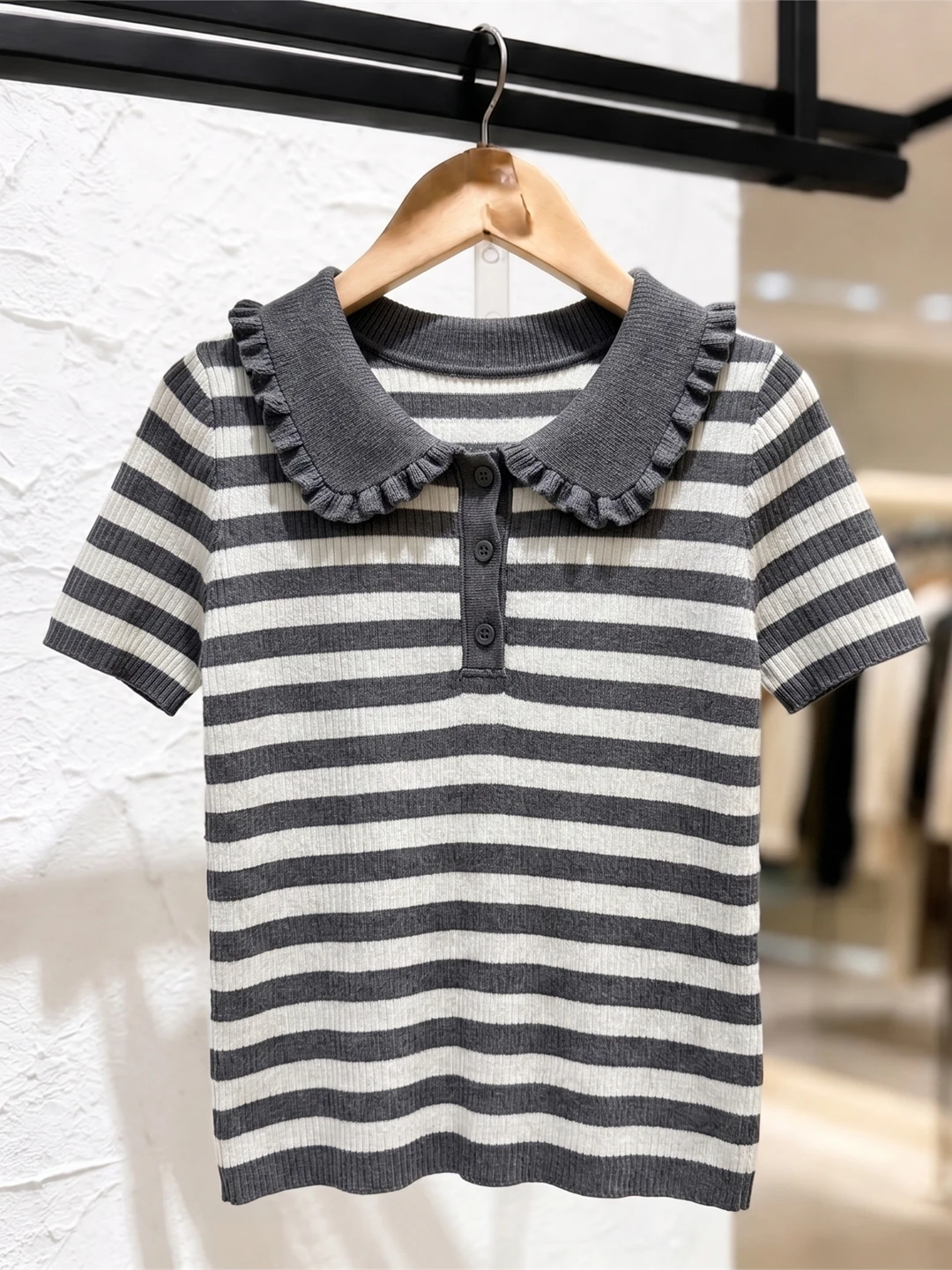 Slimming Ice Silk Knitted Top Short Sleeve Baby Doll Collar Striped Korean Style Commute Shirt for Women Summer Fashion
Slimming Ice Silk Knitted Top Short Sleeve Baby Doll Collar Striped Korean Style Commute Shirt for Women Summer Fashion