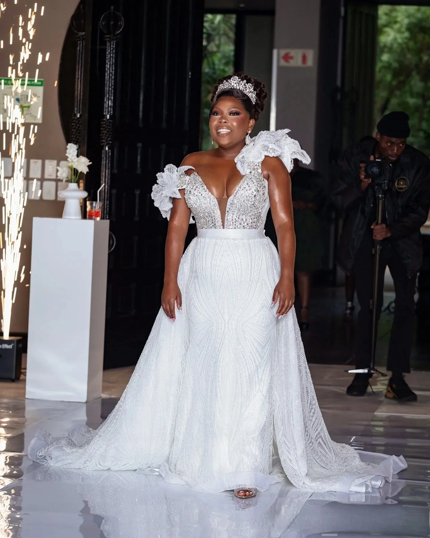 Белое свадебное платье в арабском стиле Aso Ebi размера плюс, расшитое бисером, цветами и кристаллами на одно плечо, свадебное платье со съемным шлейфом
Белое свадебное платье в арабском стиле Aso Ebi размера плюс, расшитое бисером, цветами и кристаллами на одно плечо, свадебное платье со съемным шлейфом