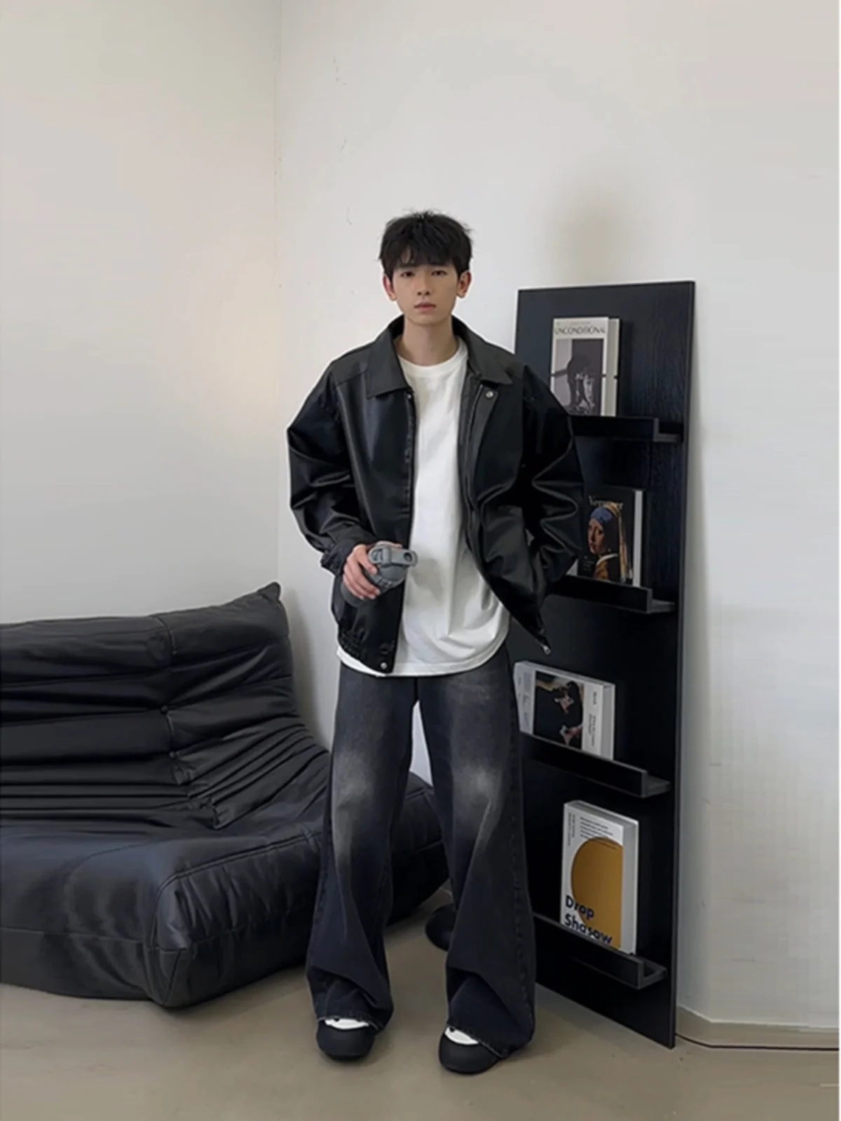 Мужская куртка из черной искусственной кожи с подплечниками, в американском стиле Cleanfit, весенняя верхняя одежда, модная, для мотоциклистов, в бейсбольном стиле
Мужская куртка из черной искусственной кожи с подплечниками, в американском стиле Cleanfit, весенняя верхняя одежда, модная, для мотоциклистов, в бейсбольном стиле